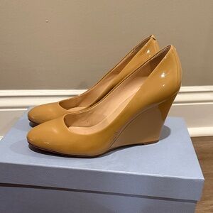 Banana Republic Tan Patent Learher Wedge Heels